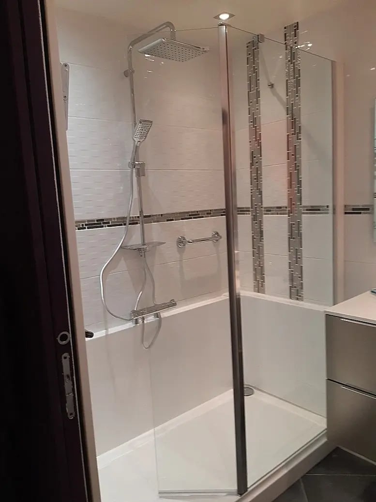 Douche à l'italienne senior sécurisée