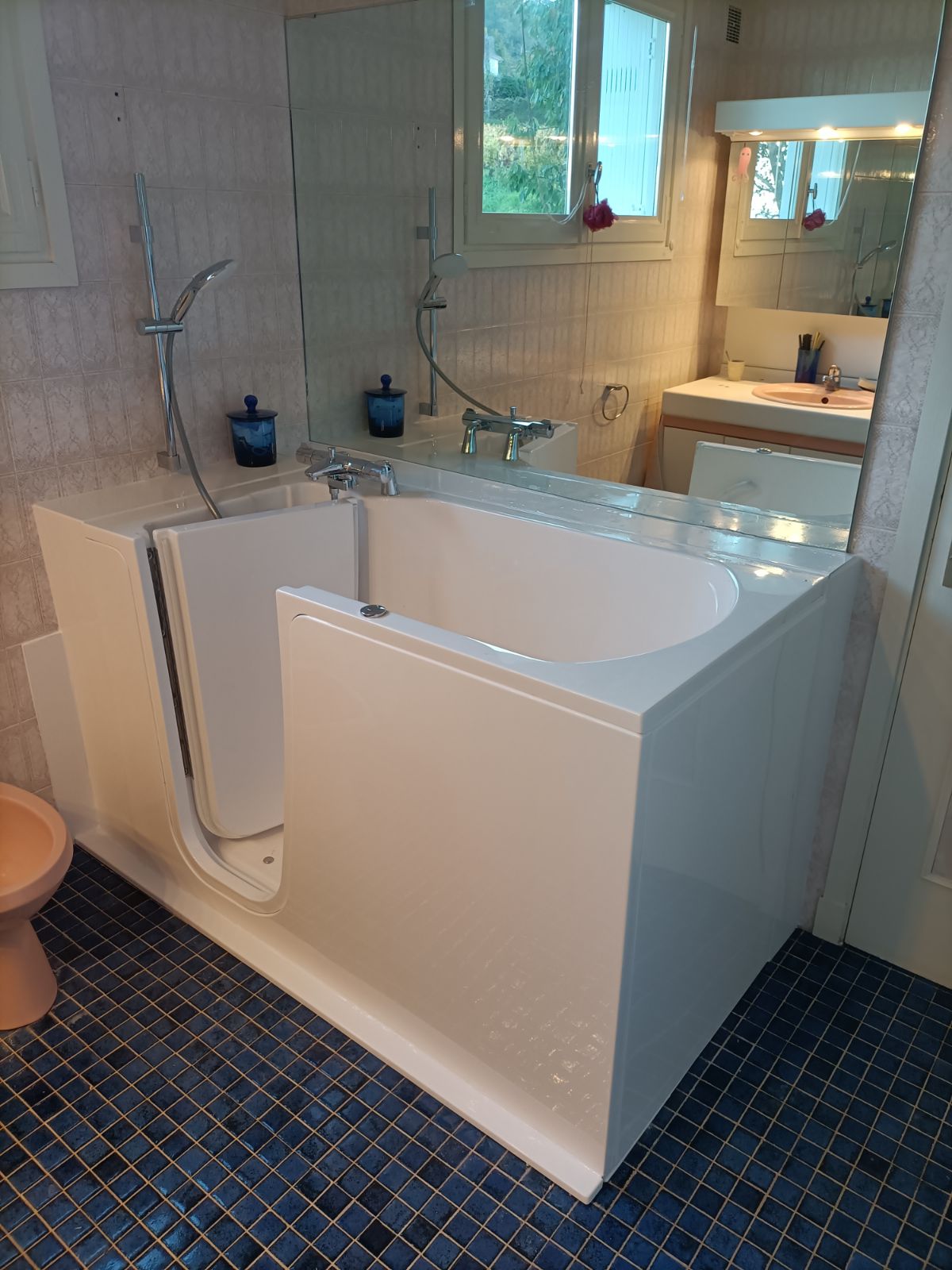 Baignoire à porte avec assise intégrée